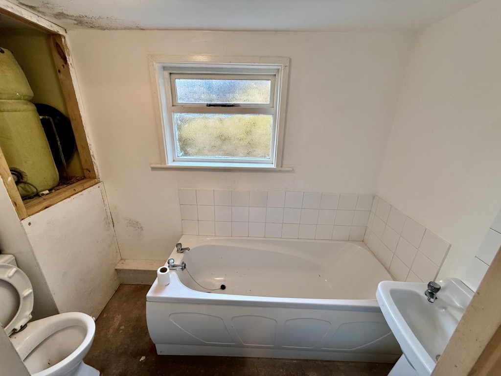 Lot: 109 - SIX-BEDROOM HOUSE FOR IMPROVEMENT - Bathroom with W.C.